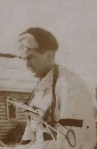 tolles altes Foto - Soldat in Wintertarnung mit MP 40 Schmeisser 