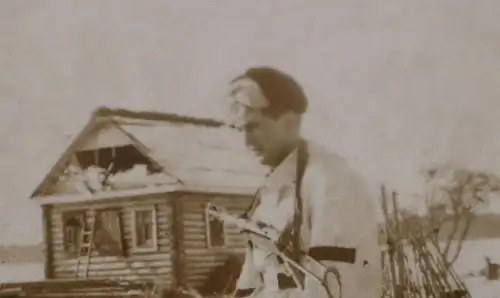 tolles altes Foto - Soldat in Wintertarnung mit MP 40 Schmeisser