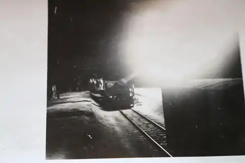  altes Foto - feuerndes Eisenbahngeschütz ???