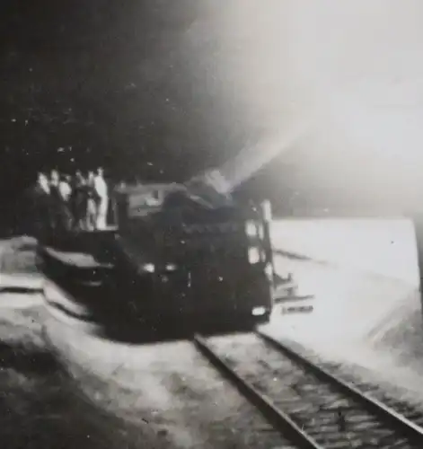  altes Foto - feuerndes Eisenbahngeschütz ???