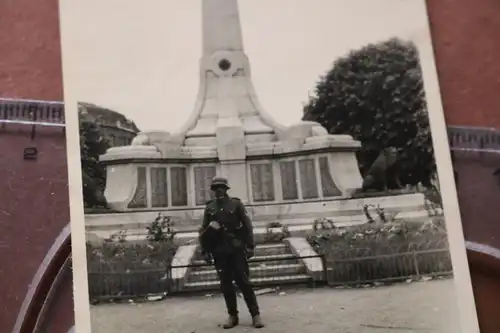 altes Foto Soldat vor großen Ehrendenkmal - mit Wildschweine - Ort ??