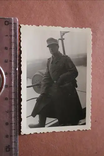 tolles altes Foto - Gebirgsjäger im Mantel mit Narvikabzeichen 