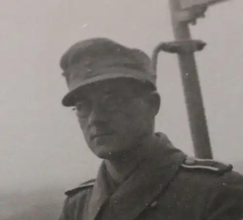 tolles altes Foto - Gebirgsjäger im Mantel mit Narvikabzeichen 