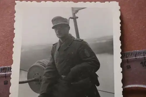 tolles altes Foto - Gebirgsjäger im Mantel mit Narvikabzeichen