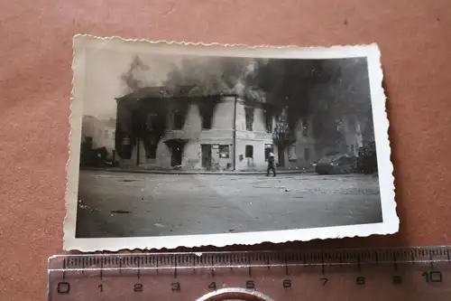 altes Foto brennendes Gebäude - SdKfz