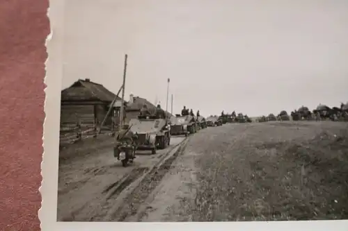 altes Foto - deutsche Truppen Fahrzeuge SdKfz auf Vormarsch - Ort ?