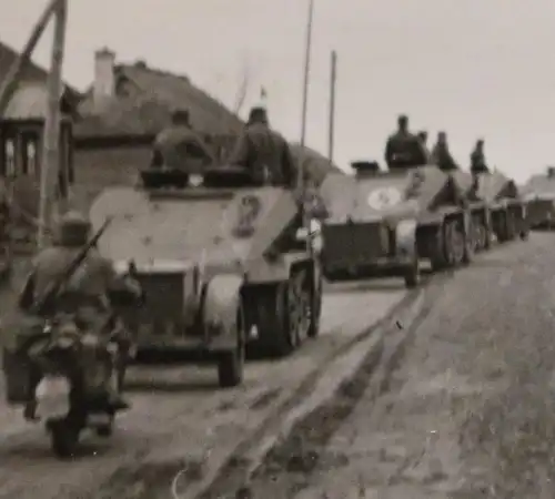 altes Foto - deutsche Truppen Fahrzeuge SdKfz auf Vormarsch - Ort ?