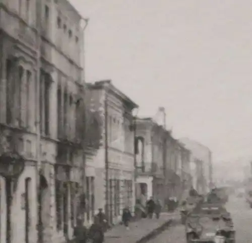 altes Foto - Gruppe Panzerspähwagen durchfahren zerstörte Stadt - Ort ???