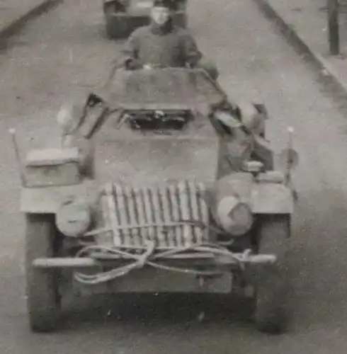 altes Foto - Gruppe Panzerspähwagen durchfahren zerstörte Stadt - Ort ???