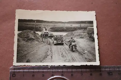 altes Foto - Truppe der Luftwaffe überquert Behelfsbrücke - Ort ??