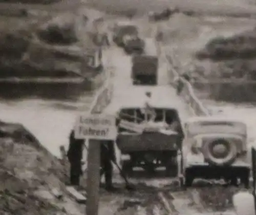 altes Foto - Truppe der Luftwaffe überquert Behelfsbrücke - Ort ??