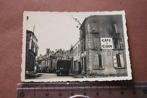 altes Foto -Sanitätsfahrzeuge - Frankreich Rue Letivant - Café du coin