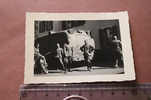 altes Foto - Soldaten posieren an einem interessanten Bus ?? großes W ?