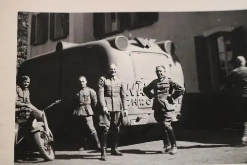 altes Foto - Soldaten posieren an einem interessanten Bus ?? großes W ?