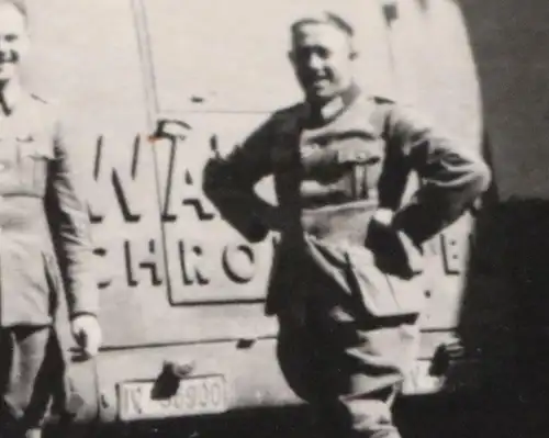 altes Foto - Soldaten posieren an einem interessanten Bus ?? großes W ?