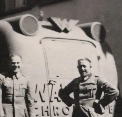 altes Foto - Soldaten posieren an einem interessanten Bus ?? großes W ?