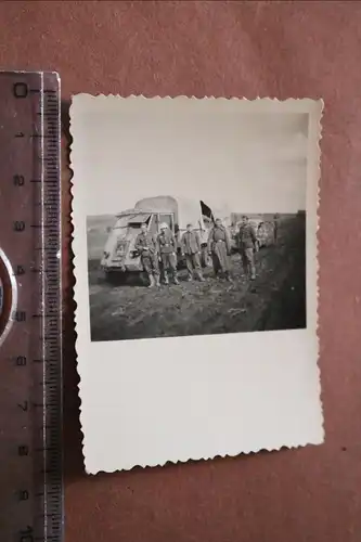 altes Foto - Soldaten in Russland ?? mit Renault AHN und PKW mit Tarnmuster