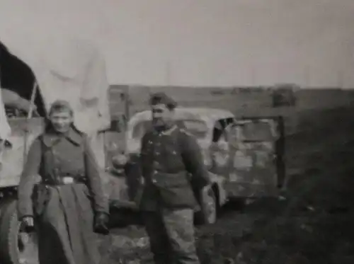 altes Foto - Soldaten in Russland ?? mit Renault AHN und PKW mit Tarnmuster