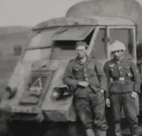 altes Foto - Soldaten in Russland ?? mit Renault AHN und PKW mit Tarnmuster