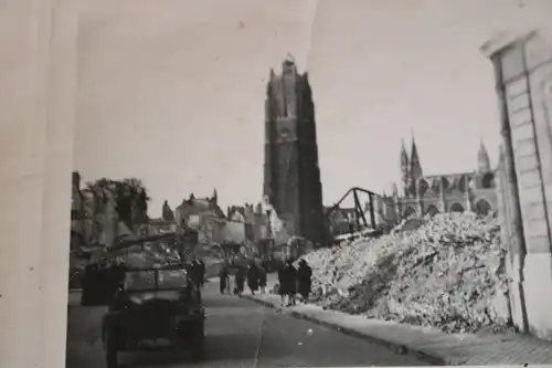 altes Foto - zerstörte Stadt in Frankreich - Kirche Hintergrund - Ort ?