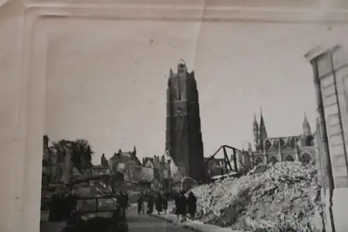 altes Foto - zerstörte Stadt in Frankreich - Kirche Hintergrund - Ort ?