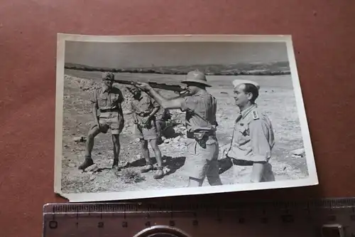 tolles altes Foto Soldaten Luftwaffe bei Schiessübungen - Tropenuniform