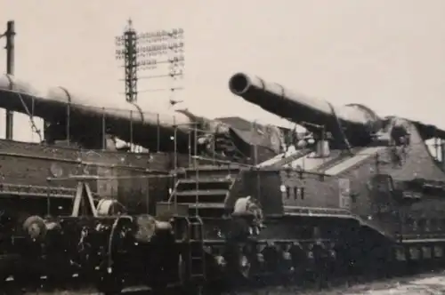 tolles altes Foto - zwei  Eisenbahngeschütze -