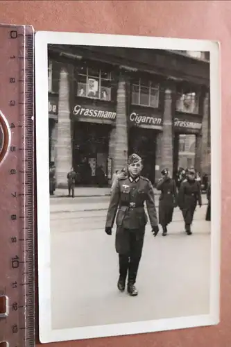 tolles altes Foto - Soldat am Kölner Hauptbahnhof 1940 - Geschäft Grassmann