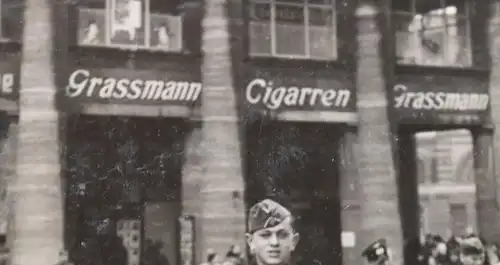 tolles altes Foto - Soldat am Kölner Hauptbahnhof 1940 - Geschäft Grassmann
