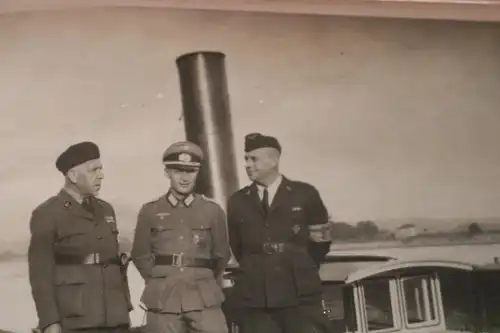 tolles altes Foto - drei Männer in Uniform Heer und Marine ??? am Hafen