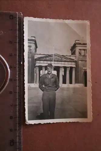 altes Foto - amerikanischer Soldat - Berlin Neue Wache  August 1945