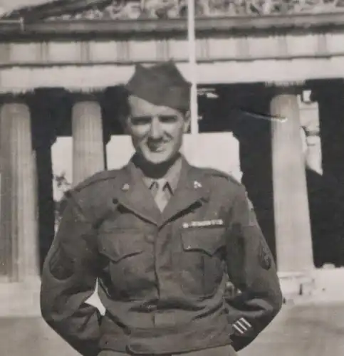 altes Foto - amerikanischer Soldat - Berlin Neue Wache  August 1945