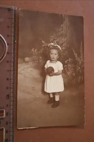 tolles altes Foto - kleines Mädchen mit einem Ball 1922