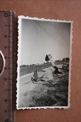 altes Foto - abgeschossenes Kampfflugzeug - französisch ?? Nummer am Flügel