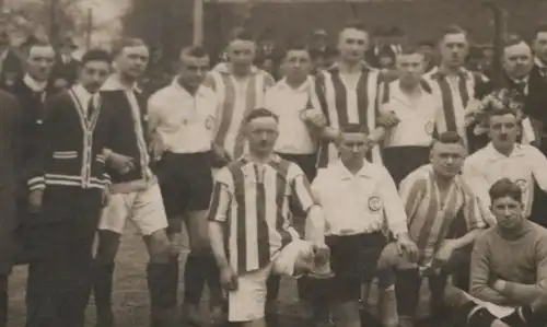 tolles altes Foto  Fußballmannschaften Olympia Neumünster 09 u. CSV  02 -  1924