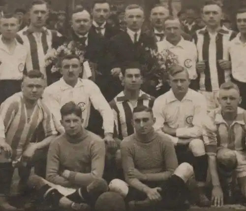 tolles altes Foto  Fußballmannschaften Olympia Neumünster 09 u. CSV  02 -  1924