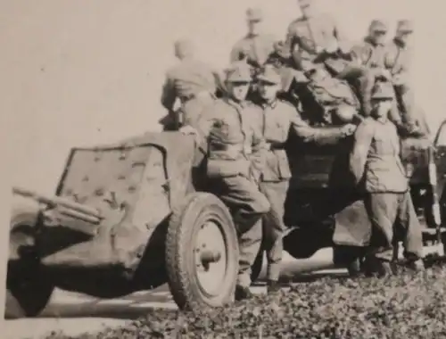 tolles altes Foto - Gruppe Gebirgsjäger mit leichtem Geschütz 