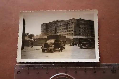 tolles altes Foto - Soldaten - LKW - großes Gebäude im Hintergrund - Ort ??