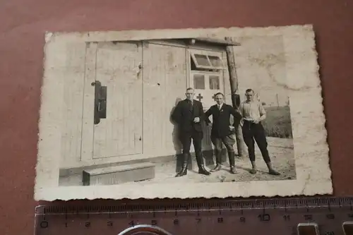 altes Foto - Lazarett ?? Baracke mit Rotes Kreuz  und drei Männer 
