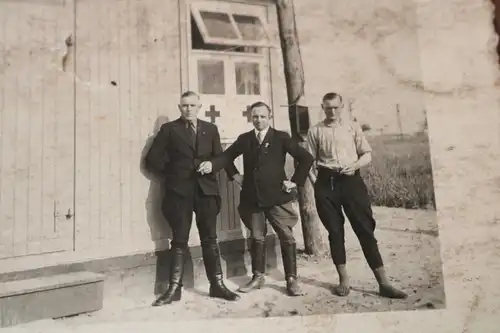 altes Foto - Lazarett ?? Baracke mit Rotes Kreuz  und drei Männer 
