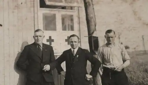 altes Foto - Lazarett ?? Baracke mit Rotes Kreuz  und drei Männer 