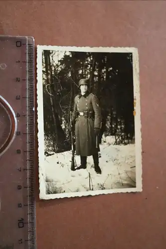 tolles altes Portrait - Soldat mit Stahlhelm - auf Wache ?