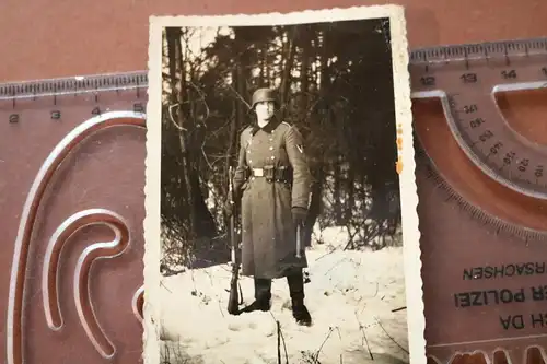 tolles altes Portrait - Soldat mit Stahlhelm - auf Wache ?