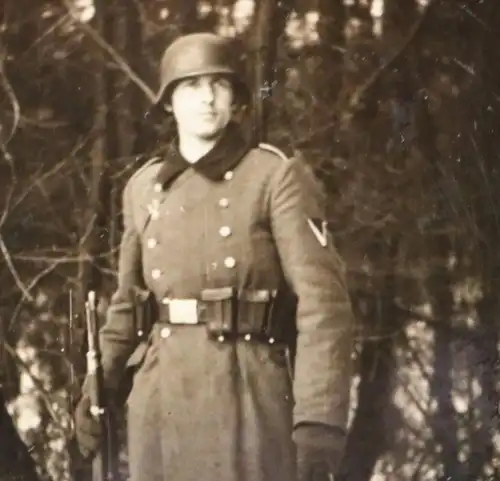 tolles altes Portrait - Soldat mit Stahlhelm - auf Wache ?