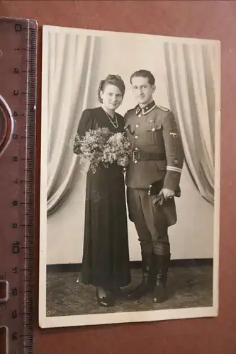 tolles altes Foto Portrait Frau mit Soldat - mir unbekannte Uniform ? 