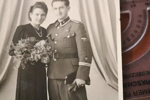 tolles altes Foto Portrait Frau mit Soldat - mir unbekannte Uniform ? 