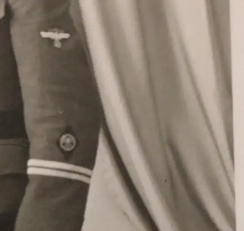 tolles altes Foto Portrait Frau mit Soldat - mir unbekannte Uniform ? 