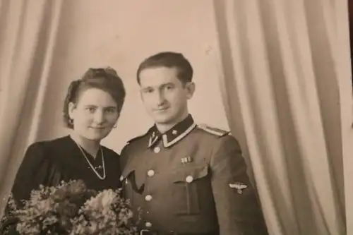 tolles altes Foto Portrait Frau mit Soldat - mir unbekannte Uniform ? 