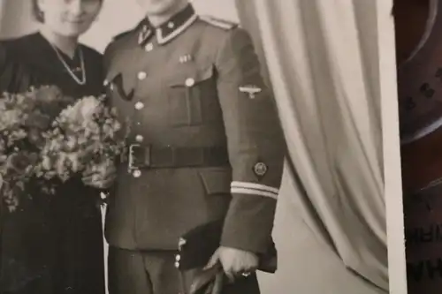 tolles altes Foto Portrait Frau mit Soldat - mir unbekannte Uniform ? 