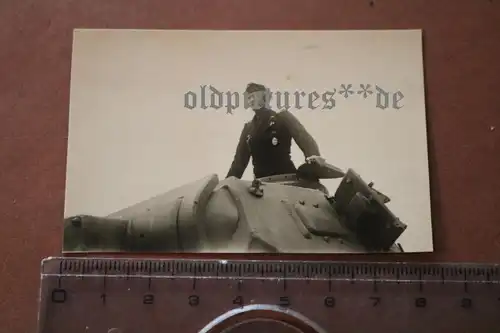 altes Foto - Panzerkommandant schaut aus Panzerturm 
